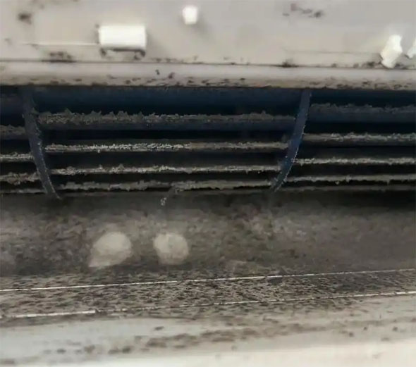 积石山空调吹的风有股烧焦味是怎么回事